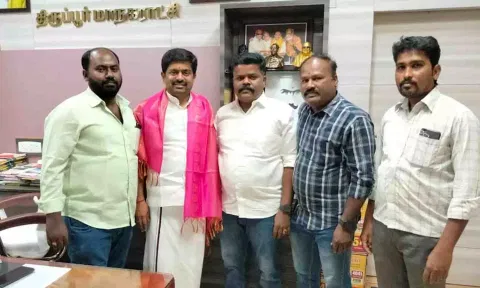 மேயர்  தினேஷ்குமாரை பாராட்டி அவருக்கு நன்றி தெரி விக்கப்பட்ட காட்சி.
