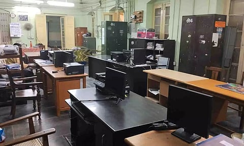ஊழியர்கள் இல்லாமல் வெறிச்சோடி காணப்படும்  திருப்பூர் தாலுகா அலுவலகம்.&nbsp;