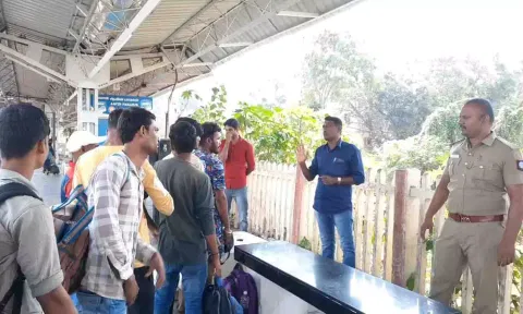 போலீஸார் இந்தி மொழியில் விழிப்புணர்வு&nbsp; மேற்கொண்ட காட்சி.