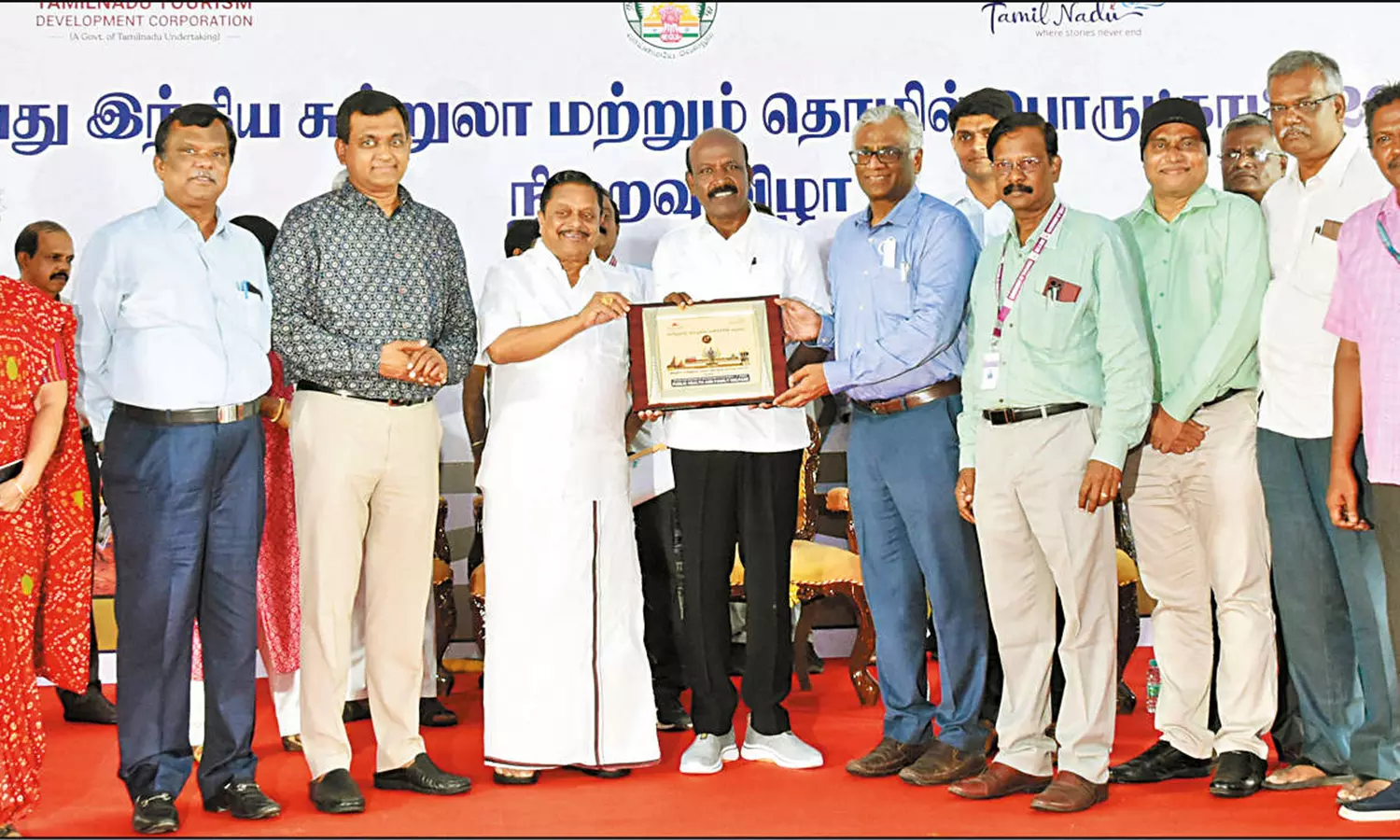 சிறந்த அரங்கிற்கான முதல் பரிசு மருத்துவம் மற்றும் மக்கள் நல்வாழ்வுத்துறைக்கு வழங்கிய போது எடுத்த படம்.
