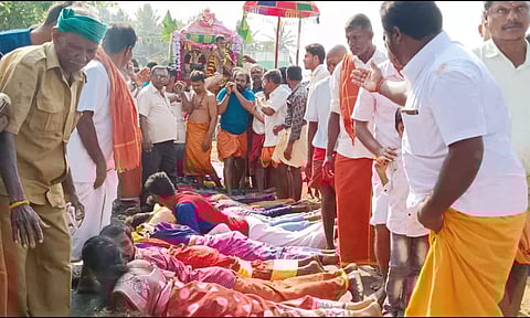 சப்பரத்தின் முன்பு பக்தர்கள் படுத்து நேர்த்திக்கடன் செலுத்தியதை படத்தில் காணலாம்.