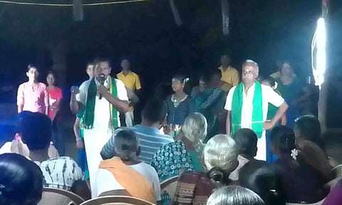 போராட்டத்தில் ஈடுபட்டவர்களை படத்தில் காணலாம்.