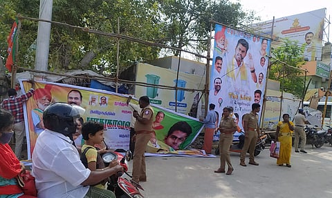 அண்ணாமலையை வரவேற்று வைக்கப்பட்ட பேனர்கள் அகற்றம்- மாநகராட்சி அதிகாரிகளுடன், பா.ஜ.க.வினர் வாக்குவாதம்