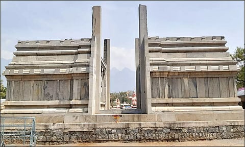 பாதியில் நிறுத்தி வைக்கப்பட்டிருந்த ராஜகோபுர திருப்பணிகள்.