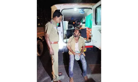 விபத்தில் காயம் அடைந்த டிரைவரை மீட்டு ஆம்புலன்ஸ் மூலம் சப்-இன்ஸ்பெக்டர் தனபால் மருத்துவமனைக்கு அனுப்பி வைத்த காட்சி.