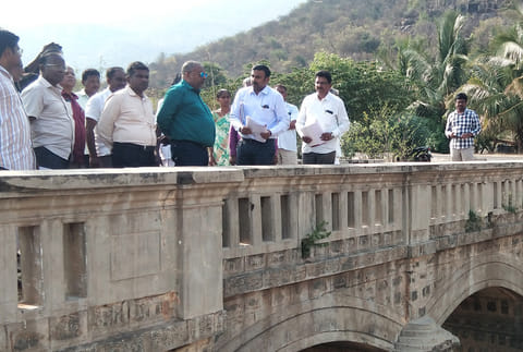 நீர்வளத்துறை முதன்மை செயலாளர் ஜவகர் அம்மாபேட்டை பகுதியில் மேட்டூர் வலது கரை வாய்க்கால் புனரமைப்பு பணிகளை ஆய்வு செய்த போது எடுத்த படம்.