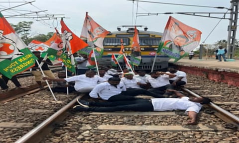 மறியலில் ஈடுபட்ட காங்கிரஸ் கட்சியினர்.&nbsp;