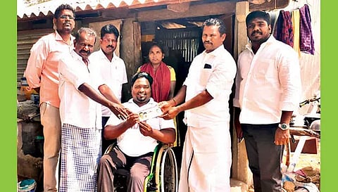 கிரிக்கெட்டில் இந்திய அணி சார்பில் களமிறங்கும் மாற்றுதிறனாளிக்கு நிதிஉதவி