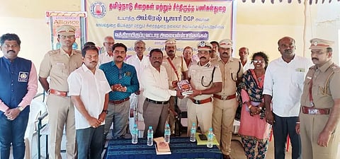 புத்தகங்கள் வழங்கும் நிகழ்ச்சி