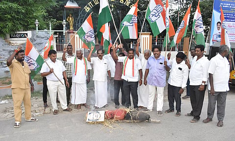 பிரதமர் மோடி உருவ பொம்மையை எரித்து காங்கிரஸ் கட்சியினர் ஆர்ப்பாட்டத்தில் ஈடுபட்ட காட்சி.