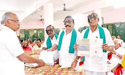 தஞ்சை வருவாய் கோட்டாட்சியரிடம் முகமூடி அணிந்து மனு கொடுத்த விவசாயிகள்.