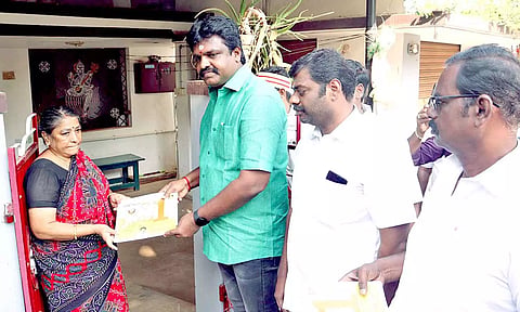 தஞ்சாவூர் மாநகராட்சியின் ஓராண்டு சாதனை கையேட்டை மங்களபுரம் பகுதியில் வீடு வீடாக சென்று பொதுமக்களுக்கு மேயர் சண்.ராமநாதன் வழங்கினார்.
