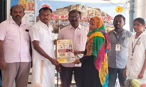 முகாமில் விழிப்புணர்வு துண்டு பிரசுரம் வழங்கப்பட்டது.