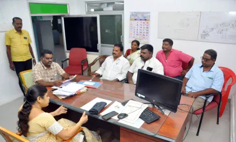 சத்துவாச்சாரியில் உள்ள மாநகராட்சி 2-வது மண்டல அலுவலகத்தில் உதவி ஆணையர் சுதா தலைமையில் இன்று ஏலம் நடந்த காட்சி.