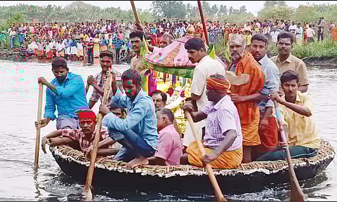 பண்ணாரி மாரியம்மன் சப்பரம் பவானி ஆற்றை பரிசலில் கடந்து சென்ற காட்சி.
