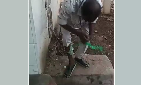 காலில் கட்டி கஞ்சாவை கடத்தி வந்த கங்காதரம்