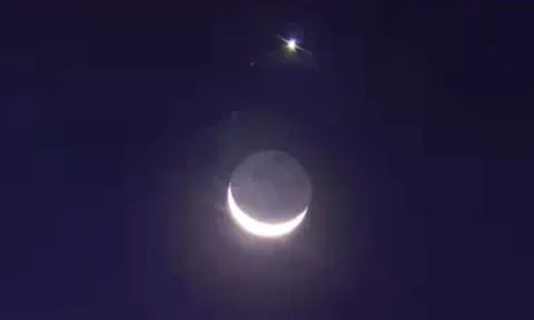 வானில் அற்புதமான நிகழ்வு- சந்திரனுக்கு அருகே மின்னிய வெள்ளி கிரகம்