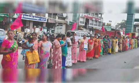 மனித சங்கிலி போராட்டம் நடைபெற்ற காட்சி.