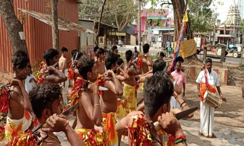 பண்ருட்டி கொம்பு செட்டி பாளையம் சவுடேஸ்வரி அம்மன்  கோவிலில் கத்தி போடும் திருவிழா நடைபெற்ற காட்சி.