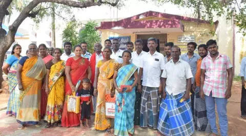 பொதுப் பாதையை திறக்ககோரி ஓட்டப்பிடாரம் தாலுகா அலுவலகம் முன்பு திரண்ட பொதுமக்கள்.