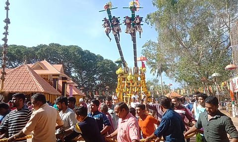 தூக்க நேர்ச்சை நடைபெற்றதையும் விழாவில் கலந்து கொண்ட பக்தர்கள் கூட்டத்தையும் படத்தில் காணலாம்.