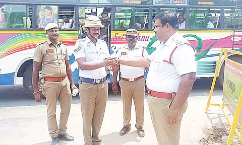 போலீசாருக்கு மோர் வழங்கப்பட்ட காட்சி.&nbsp;