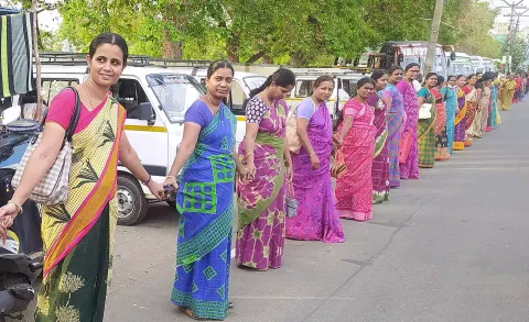 பவானியில் ஜாக்டோ ஜியோ அமைப்பினர் மனித சங்கிலி போராட்டத்தில் ஈடுபட்டனர்.&nbsp;