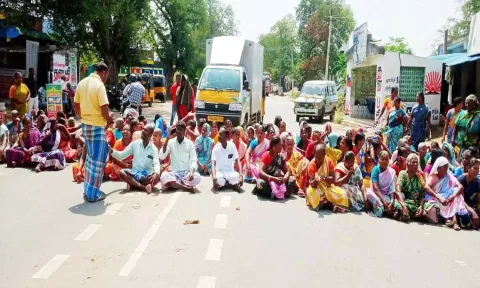 ஆரணி-வேலூர் சாலையில் மறியலில் பொதுமக்கள் ஈடுபட்ட காட்சி.