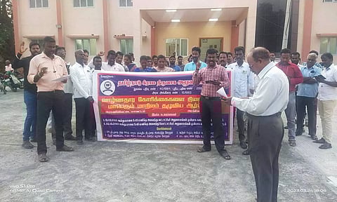 கிராம நிர்வாக அலுவலர்கள் ஆர்ப்பாட்டம்