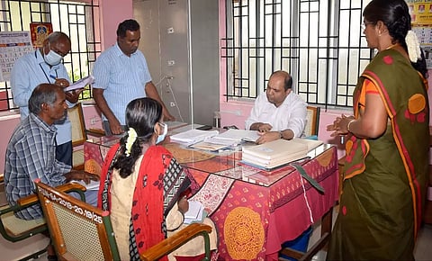 கலெக்டர் கிருஷ்ணனுண்ணி நம்பியூர் ஊராட்சி ஒன்றிய அலுவலகத்தில் ஆண்டுத்தணிக்கையில் அலுவலகத்தில் பராமரிக்கப்பட்டு  வரும் அலுவலக நடைமுறை கோப்புகள் மற்றும் பதிவேடுகளை பார்வையிட்டு ஆய்வு மேற்கொண்டார்.