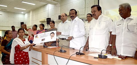 ஈரோடு கலெக்டர் அலுவலகத்தில் அமைச்சர் முத்துசாமி பயனாளிகளுக்கு திருமண உதவித்தொகை மற்றும் தாலிக்கு  தங்கம் வழங்கினார்.