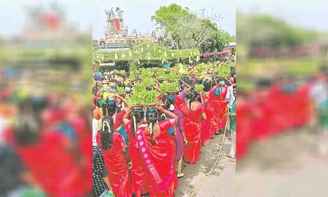 முளைப்பாரி ஊர்வலத்தில் பங்கேற்ற பக்தர்கள்.&nbsp;