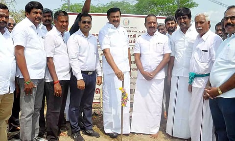 சாலை மேம்படுத்தும் பணியை அமைச்சர் மு.பெ.சாமிநாதன் தொடங்கி வைத்த காட்சி.&nbsp;