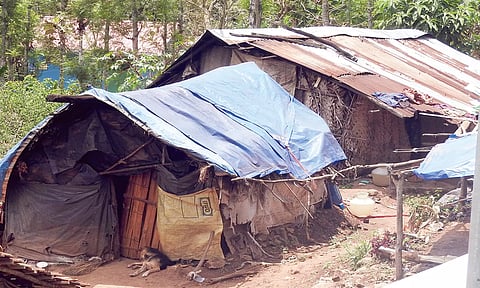 இடிந்த நிலையில் உள்ள வீடுகள்