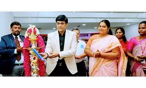 நிகழ்ச்சியை கல்லூரி  டீன் டாக்டர் செந்தில்குமார் குத்துவிளக்கு ஏற்றி தொடங்கி  வைத்த காட்சி.