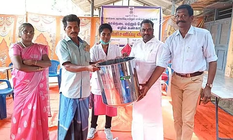 வெற்றி பெற்ற விவசாயிகளுக்கு அங்காளன் எம்.எல்.ஏ. பரிசு வழங்கிய காட்சி.