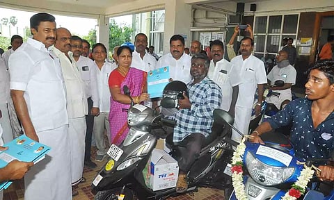 பயனாளிகளுக்கு பெட்ரோல் ஸ்கூட்டர்களை அமைச்சர்கள் மு.பெ.சாமிநாதன், கயல்விழி செல்வராஜ் ஆகியோர் வழங்கிய காட்சி.