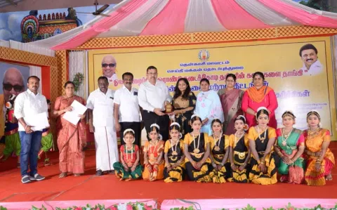 பரதநாட்டிய நிகழ்ச்சியில் கலந்து கொண்ட மாணவிகள், கலெக்டருடன் குழு புகைப்படம் எடுத்துக் கொண்ட காட்சி.
