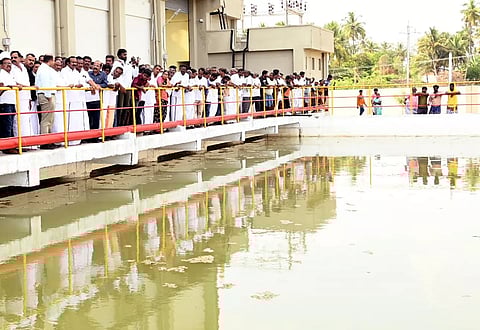 நம்பியூர் எம்மாம்பூண்டியில் அமைந்துள்ள அத்திக்கடவு-அவினாசிதிட்ட நீரேற்று நிலையத்தினை அமைச்சர் முத்துசாமி நேரில் சென்று பார்வையிட்டு ஆய்வு மேற்கொண்டார். அருகில் கலெக்டர் கிருஷ்ணனுண்ணி உள்பட பலர் உள்ளனர்.