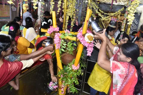கம்பத்திற்கு புனித நீர் ஊற்றி வழிப்பட்ட பெண்கள்.
