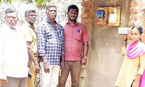கலெக்டர் உத்தரவுபடி சத்ய பாமா வீட்டிற்கு மின் இணைப்பு மற்றும் பட்டா வழங்கிய அரசு ஊழியர்கள்.