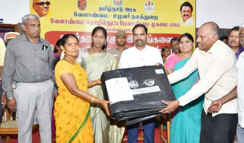 கண்காட்சியை கலெக்டர் மதுசூதன்ரெட்டி தொடங்கி வைத்து விவசாயிகளுக்கு இடுபொருட்களை வழங்கினார். அருகில் தமிழரசி எம்.எல்.ஏ., மானாமதுரை யூனியன் தலைவர் லதா அண்ணாதுரை, வேளாண் இணை இயக்குநர் தனபாலன் உள்ளனர்.