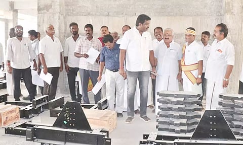 வணிக வளாகம் கட்டப்பட்டு வரும் பணிகளை மேயர் சண்.ராமநாதன் பார்வையிட்டார்.