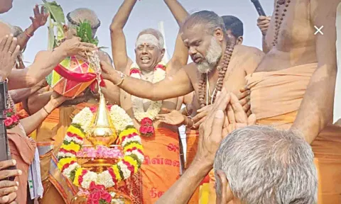 கோபுர கலசத்திற்கு புனித நீர் ஊற்றப்பட்ட காட்சி.