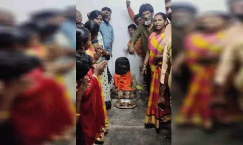 &nbsp;பல்லடத்தில் பிரதிஷ்டை செய்யப்பட்ட ஆஞ்சநேயருக்கு பூஜை நடைபெற்ற போது எடுத்த படம்.