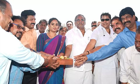 சிமெண்டு தரைத்தளம் அமைக்கும் பணியை சபாநாயகர் ஏம்பலம் செல்வம் தொடங்கி வைத்த காட்சி.