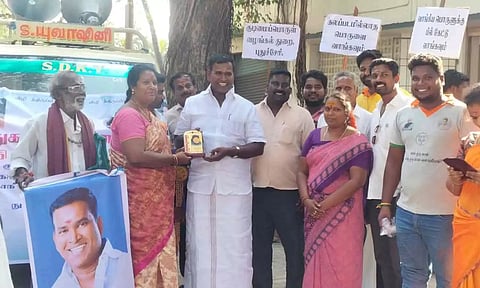 நுகர்வோர் விழிப்புணர்வு பிரச்சாரத்தை அமைச்சர் சாய்.ஜெ.சரவணன் குமார் தொடங்கி வைத்த காட்சி. இதில் சங்கத் தலைவர் நாராயணன் மற்றும் நிர்வாகிகள் உள்ளனர்.