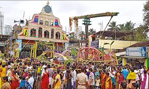 பக்தர்கள் பாடைக்காவடி எடுத்து வந்து நேர்த்திக்கடன் செலுத்தியபோது எடுத்தபடம்.