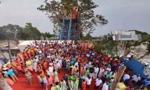 கோபுர கலசத்திற்கு புனித நீர் ஊற்றப்பட்ட காட்சி.கும்பாபிஷேகத்தில் பங்கேற்றவர்கள்.