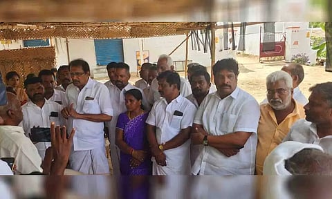 அ.தி.மு.க. ஓ.பி.எஸ்.அணி நேரில் சந்தித்து போராட்டத்திற்கு ஆதரவு தெரிவித்த காட்சி.